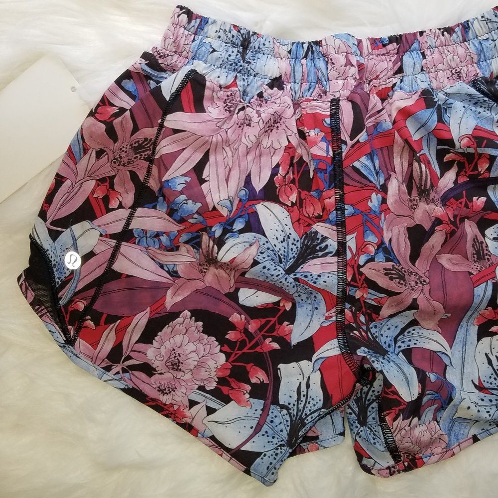 Lululemon Hotty Hot short 4'' Long Lush Lillies 2 - Picture 8 of 11